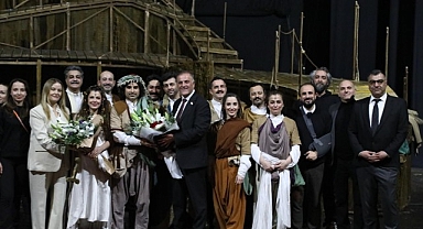 İBB Başkan Vekili Nuri Aslan, Yaşar Kemal’in 'Ağrı Dağı Efsanesi' Oyununu İzledi