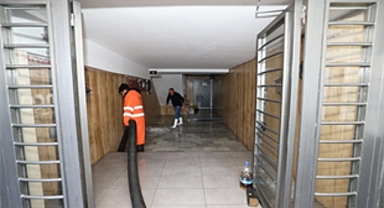 İzmir Büyükşehir Belediyesi sahada: 412 iş makinesi ve 1365 personel görevde