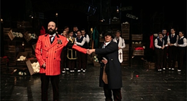 İzmir Şehir Tiyatroları’ndan görkemli prömiyer