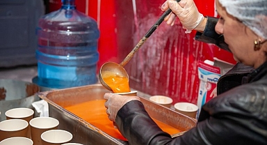 Karşıyaka Belediyesi’nden 30 bin kişiye sıcak çorba ikramı