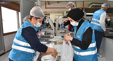 Menemen Belediyesi Aşevi’nden her gün 10 bin kişiye yemek
