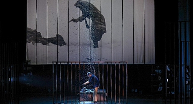 'Anne Kafamda Bit Var' oyunu dünya prömiyerini yaptı