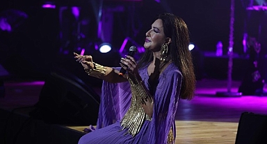 Başkan Çerçioğlu 8 Mart Dünya Kadınlar Günü'nde vatandaşları sevilen sanatçı Nükhet Duru ile buluşturdu