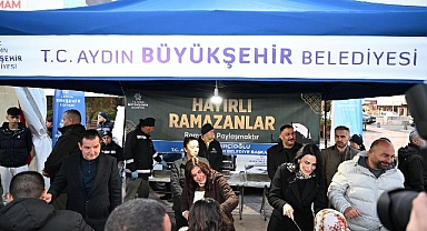 Başkan Çerçioğlu Atatürk Kent Meydanı'nda kurulan iftar sofrasında vatandaşlarla bir araya geldi