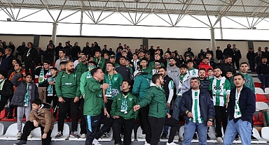 Başkan Özarslan Bağlumspor’a Tribünden Destek Verdi, Galibiyet Sevincini Paylaştı