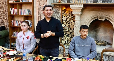 Başkan Rasim Arı, sporcu gençlerle sahur yaptı