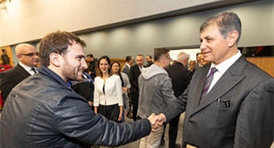 Başkan Tugay Büyükşehir Belediyesi personeliyle bayramlaştı