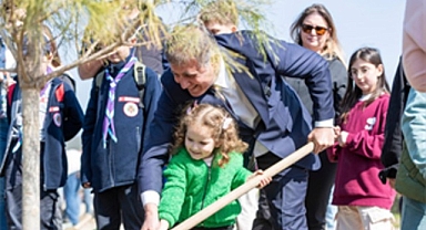 Başkan Tugay çocuklara verdiği sözü tuttu, fidanlar toprakla buluştu