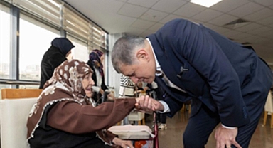 Başkan Tugay huzurevi sakinleriyle bayramlaştı