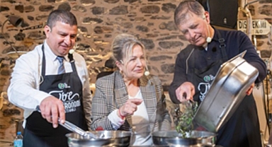 Başkan Tugay Tire’de önlük giydi, mutfağa girdi, yemek yaptı