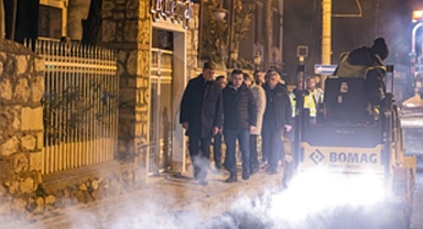 Başkan Tugay yol emekçileriyle gece mesaisinde buluştu