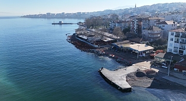 Bir dalga kırıcı set de Değirmendere sahiline