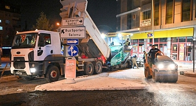 Bornova’da gece asfalt mesaisi