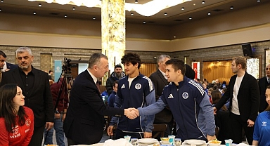 Büyükakın başarılı sporcularla iftar yaptı