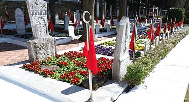 Büyükşehir’den şehitliklerde titiz çalışma