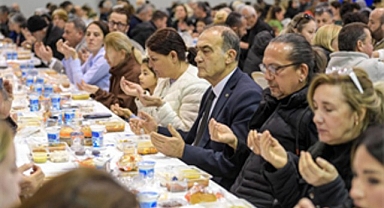 Büyükşehir’in iftar sofrası bu kez Foça’da kuruldu