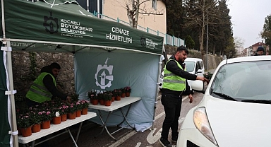 Büyükşehir, kabirler için on binlerce çiçek dağıttı