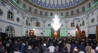 Canik'te Binler Kadir Gecesi'nde Ellerini Semaya Açtı 