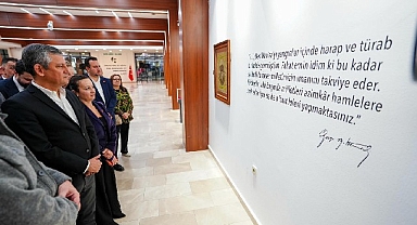 CHP Genel Başkanı Özgür Özel “Sarışın Bir Kurt” Sergisini Gezdi