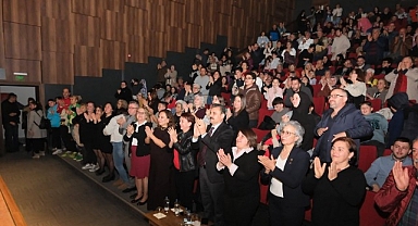 Dikili Belediyesi Halk Oyunları Topluluğu’ndan Anlamlı Gösteri