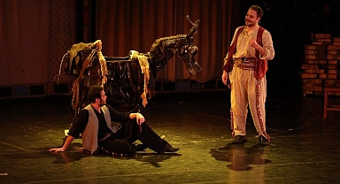 Dünya Tiyatro Gününde Sahne Çiçek Bahçesine Döndü