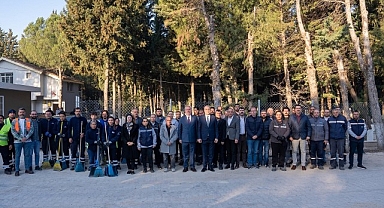 Gaziemir’in mezarlıklarında bayram temizliği