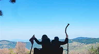 Gençler baharı Efes-Mimas Yolu’nda doğayla karşıladı