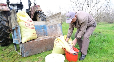 Gübreler toprakla buluşuyor, çiftçinin yüzü gülüyor