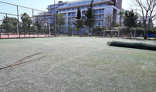 Günübirlik alandaki halı saha yenileniyor 