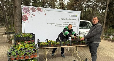 İnegöl’de Bayram Öncesi Mezarlıklar Çiçek Bahçesine Büründü