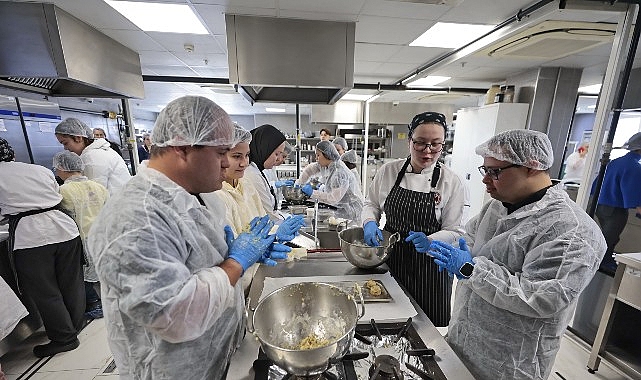 Konak’ın temiz kalpli şeflerinden down sendromuna ‘tatlı’ farkındalık