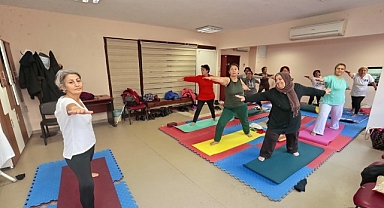 Konak’tan İleri Yaş’a sağlıklı mola: Yoga kursuyla zinde kalıyorlar