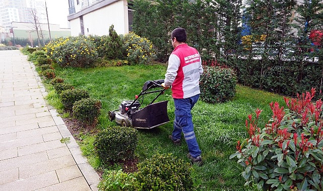 Maltepe Belediyesi’nin parkları bayrama hazırlanıyor 