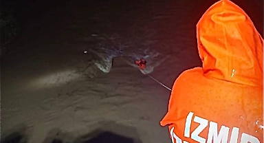 Menderes’te araç dereye uçtu, İzmir İtfaiyesi seferber oldu