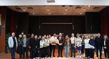 Menemenli oyuncular sahnede yıldızlaştı