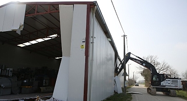 Nilüfer’de tarım alanındaki 900 metrekarelik kaçak yapı yıkıldı