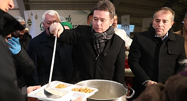 Osmangazi Belediyesi’nin İftar Sofrasında Yüzlerce Kişi Bir Araya Geldi