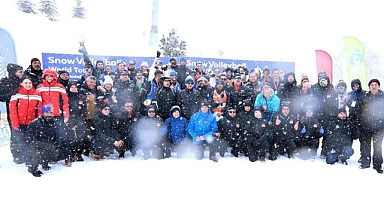Osmangazi’den Uludağ’da Nefes Kesen Kar Voleybolu Şölen