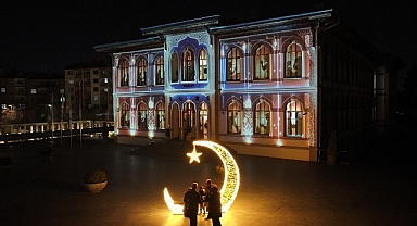 Siyer Sergisi ve Mukaddes Emanetler Sergisi Kadir Gecesi’nde Doldu Taştı