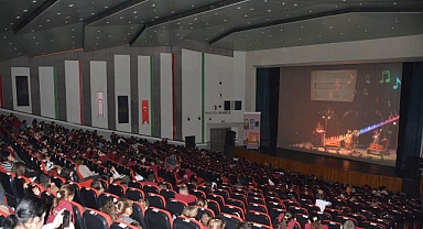 1. Lefkoşa Çocuk Tiyatrosu Şenliği “Sesler Ülkesi” Oyunuyla Başladı