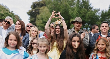 15. Uluslararası Alaçatı Ot Festivali’nin görkemli korteji ve 23 Nisan gururu bir arada 
