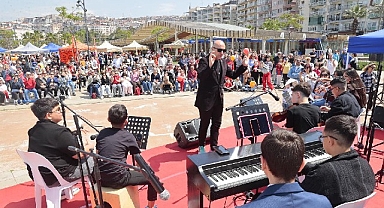 23 Nisan coşkusu Konak’tan yayıldı: Çocuk Şenliği’ne yoğun ilgi