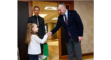 Başkan Büyükakın, koltuğu çocuklara bıraktı