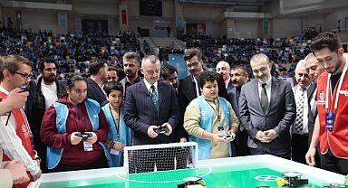  Başkan Büyükakın, robot yarışmasına katıldı, Kocaelisporlu futbolcularla maç yaptı