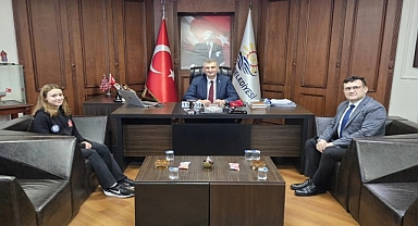 Başkan Sezer Şampiyon Milli yüzücü Gökalp’i Tebrik Etti