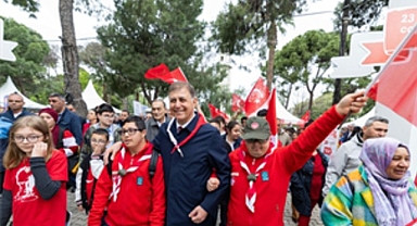 Başkan Tugay çocuklarla 23 Nisan coşkusunu paylaştı