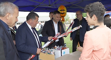 Bayındır’da 23 Nisan Coşkusu Gökyüzüne Taşındı: Stadyumda Uçurtma Şenliği