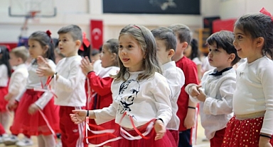 Bayraklı’da 23 Nisan Programları Çocukların Yoğun Katılımıyla Devam Ediyor