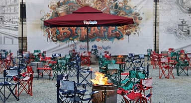 Bayrampaşa’da By Kafe açıldı: İbrahim Akın gençleri ateş başında sohbete davet etti