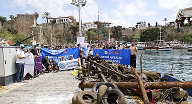  Büyükşehir’den Yat Limanı’nda deniz dip temizliği 